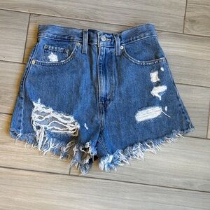 Levi's Distressed High Waisted MOM shorts